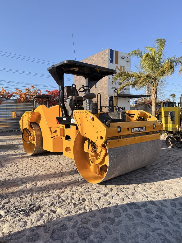 Compactador Caterpillar CB64 