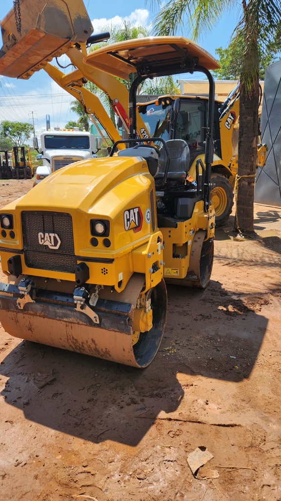 COMPACTADOR TÁNDEM DOBLE CATERPILLAR CB2.7 2023
